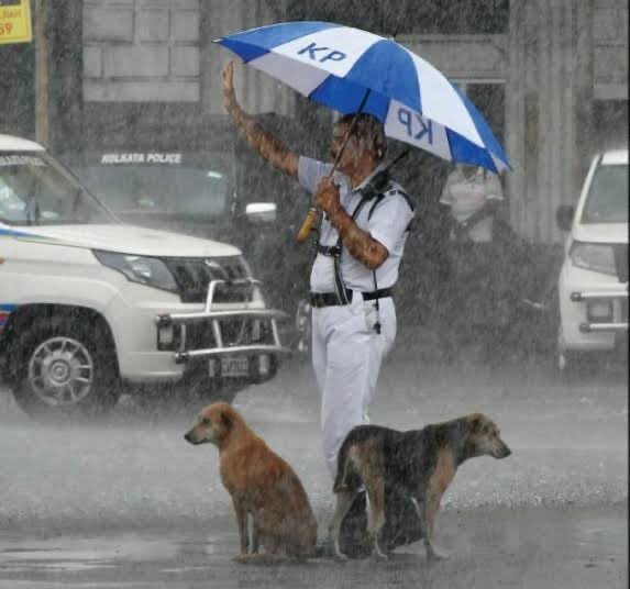 SreyashiDey's tweet photo. Saluting our brave officers who selflessly work round the clock. Probably one of the most thankless job to be engaged in. Thank you, for being there for the citizens. 

#PoliceDay2022 https://t.co/M7CCsytNwB
