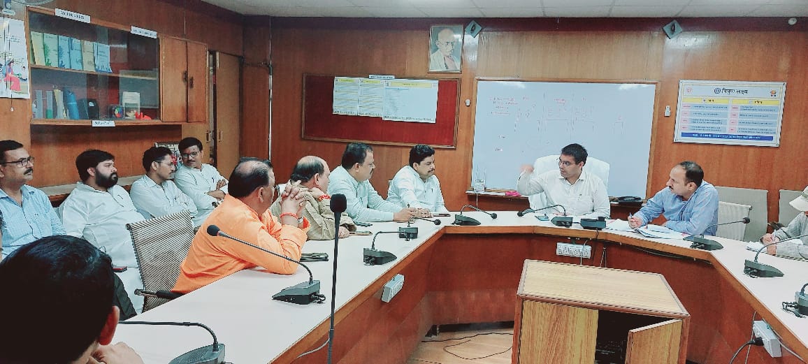 31 aug को बेसिक शिक्षकों को प्राप्त होने वाले अवकाशो के सरलीकरण  के लिए अपर निदेशक की अध्यक्षता में गठित कमेटी मेंuppss के प्रांतीय अध्यक्ष डॉदिनेश चंद्र शर्मा ने कर्मचारियों की भांति प्राप्त होने वाले द्वितीय शनिवार एवं el की व्यवस्था परिषदीय शिक्षकों के लिए भी करनेकी मांग की।