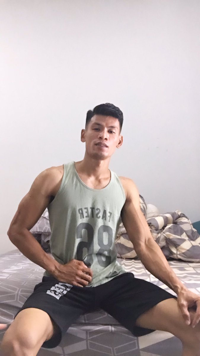 abamgebumanis's tweet photo. Wow tukang jual minyak urut batang! Papalan ke apa nama nye! Korang cari la! Nice batang dia! Mencanak tegak! Hhahaha Korang rasa org yg sama or tak? G la terjah twitter dia! Huhu https://t.co/zYMxvFIAM6