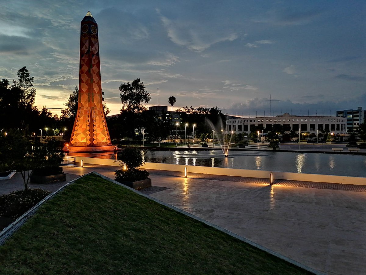 parqueirekua's tweet photo. 💛 El dorado es el color de la fuerza y la resiliencia, color del que se ilumina nuestro obelisco, conmemorando #SeptiembreDorado, mes de la conciencia al cáncer infantil. 

#MesDorado 💛 https://t.co/m6yHdWb9MS