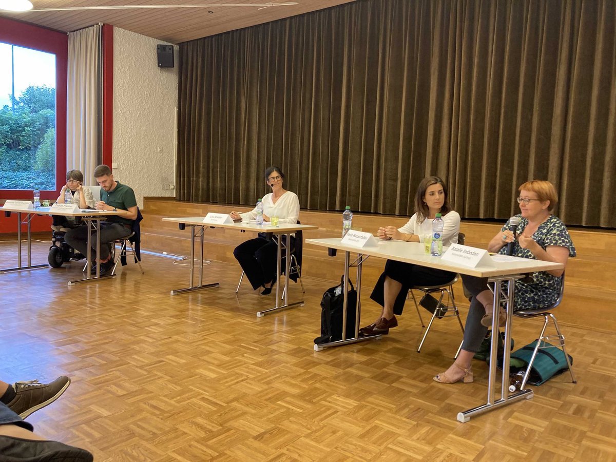 Unterwegs für die #AHV: ⬆️ Podium in Meikirch mit @FWasserfallen (<a href="/AHVnein/">Gleichstellung zuerst! Frauen-NEIN zur AHV 21</a> @ahv_abbau) vs. @tobias_fhr #SimoneLeuenberger (Ja), Die Diskussion zeigt: Die AHV bewegt die Menschen. Zu Recht: das wichtigste Sozialwerk. Darum mit Engagement gegen unfaire Vorlage! (Foto: <a href="/FisliKarin/">Karin Fisli</a> )