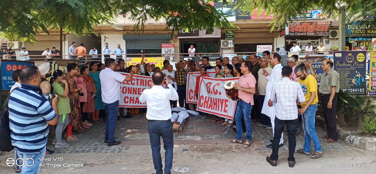 SUMITKKAMBOJ1's tweet photo. Residents of @BptpParkFloor2 sec- 76 are protesting from last 5 days against #BPTP on #CAMHike, Not Providing Electricity, STP, Water Connection and #OC. Neither #BPTP nor @DistrictAdm_FBD are not concerned of residents. 
@vikramyadav
@FaridabadDc
@mlkhattar
@Dchautala
@KPGBJP https://t.co/v91fsBrPm5