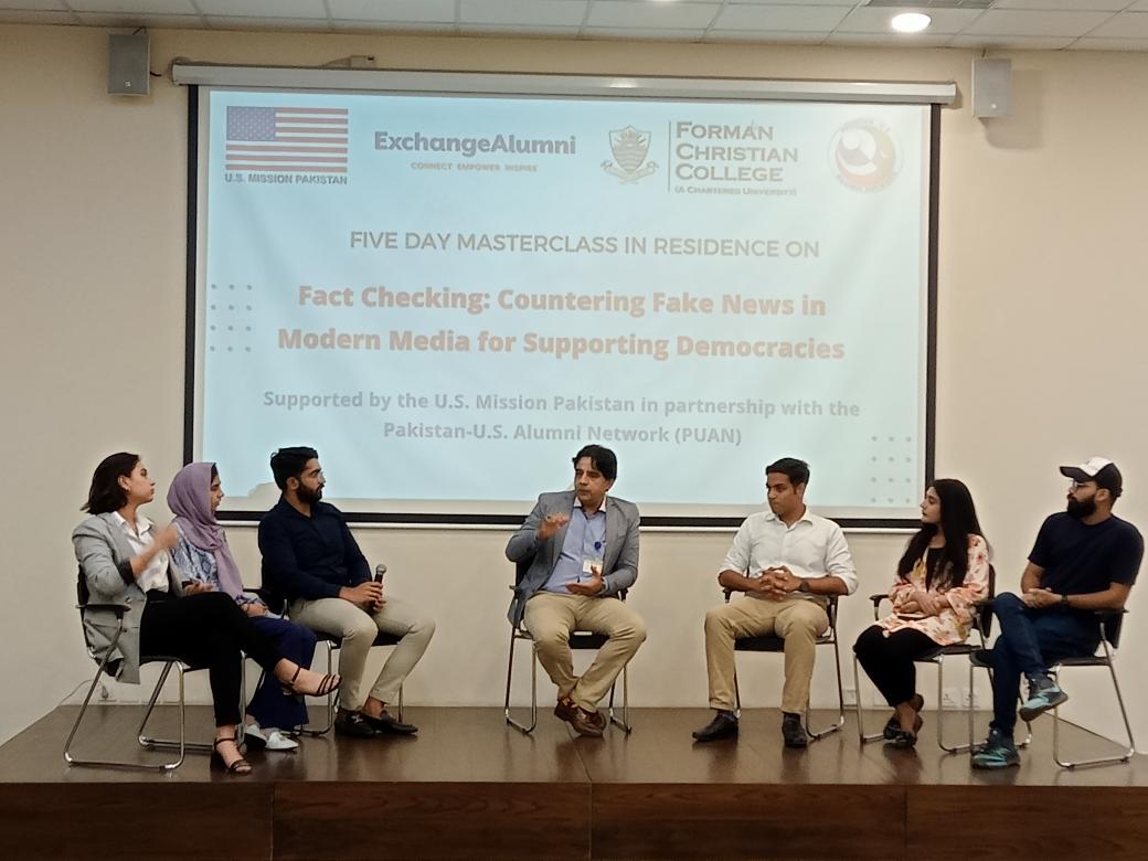 RachelAHasan's tweet photo. Masterclass supported by US Mission Pakistan in partnership with PUAN - Mr Adeel Ahmad Aamir moderating a panel discussion with FCCU students on how the young students manage to find truth. @Altaafkhaan @Mehwish_Bat00l
@AdeelAhmadAamir #FactCheck #FCCU https://t.co/J472FGJieC