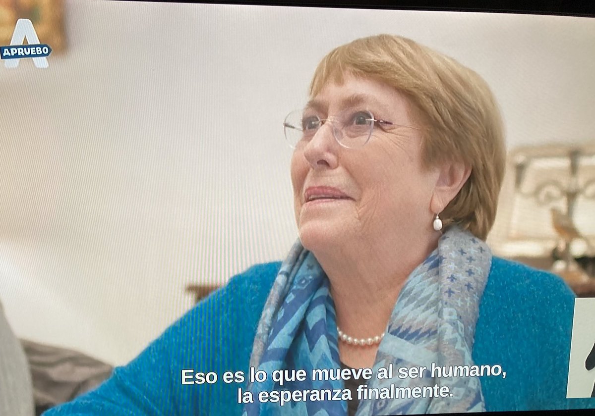 LyaGonzalez1's tweet photo. “Lo que mueve al ser humano es la esperanza, esperanza en que las cosas puedan ser mejor…” gracias @mbachelet siempre junto al pueblo!
#AprueboUnChileMejor https://t.co/8D6VqInsz3