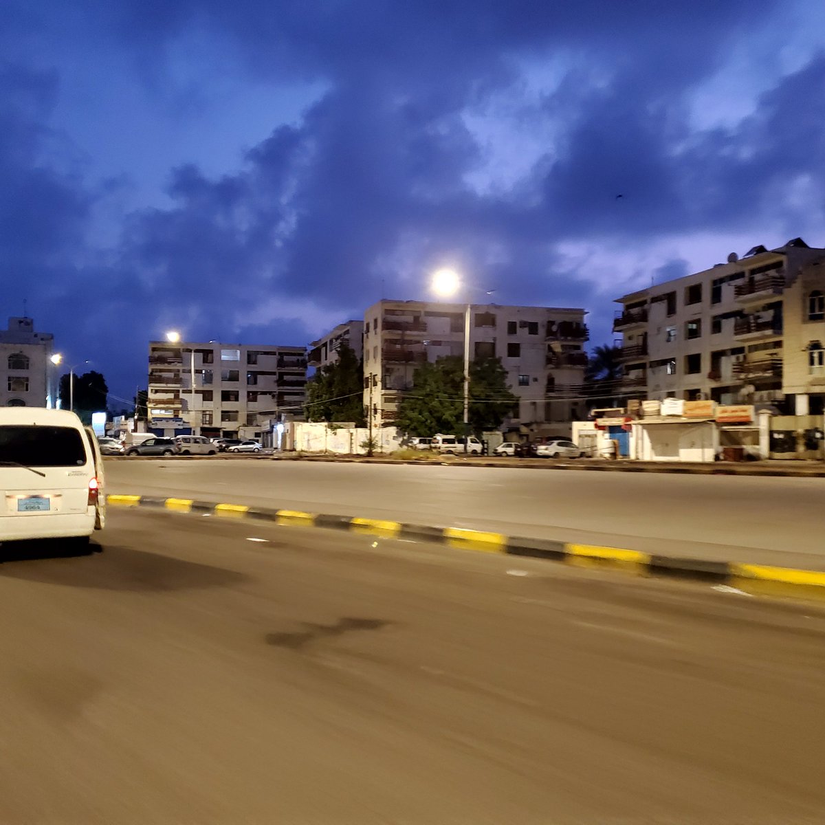 يارب في هذا الفجر نسألك اياماً هينة طيبة تحمل الرزق والفرج والسعادة والجبر لقلوبنا ..