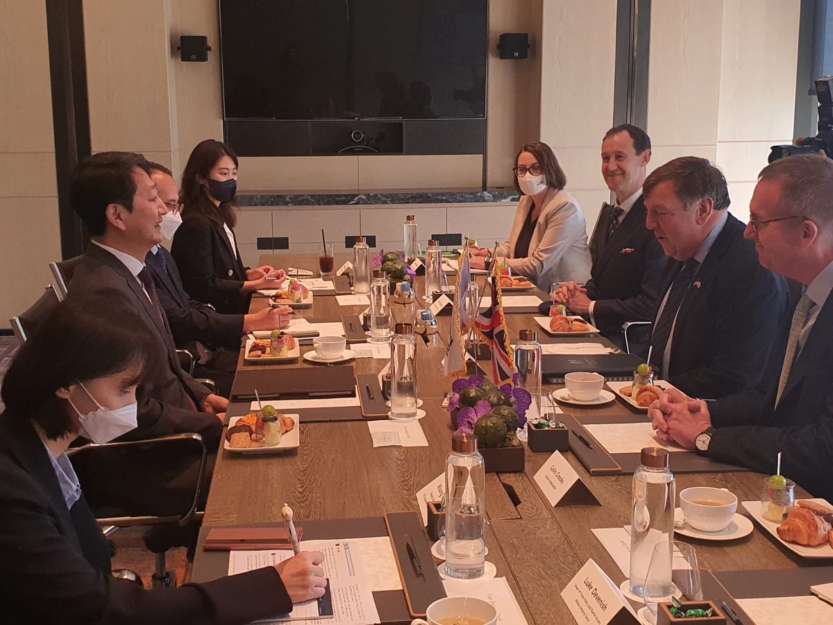 ColinCrooks1's tweet photo. 오늘 아침 @JWhittingdale 영국 무역 특사는 안덕근 대한민국 통상교섭본부장과 한•영 무역협력에 대해 논의했습니다. Delighted that 🇬🇧 Trade Envoy and 🇰🇷 Trade Minister met today to discuss promoting bilateral trade. @UKinKorea @tradegovukKOR @TonyClemson https://t.co/WWkxYYqe8j