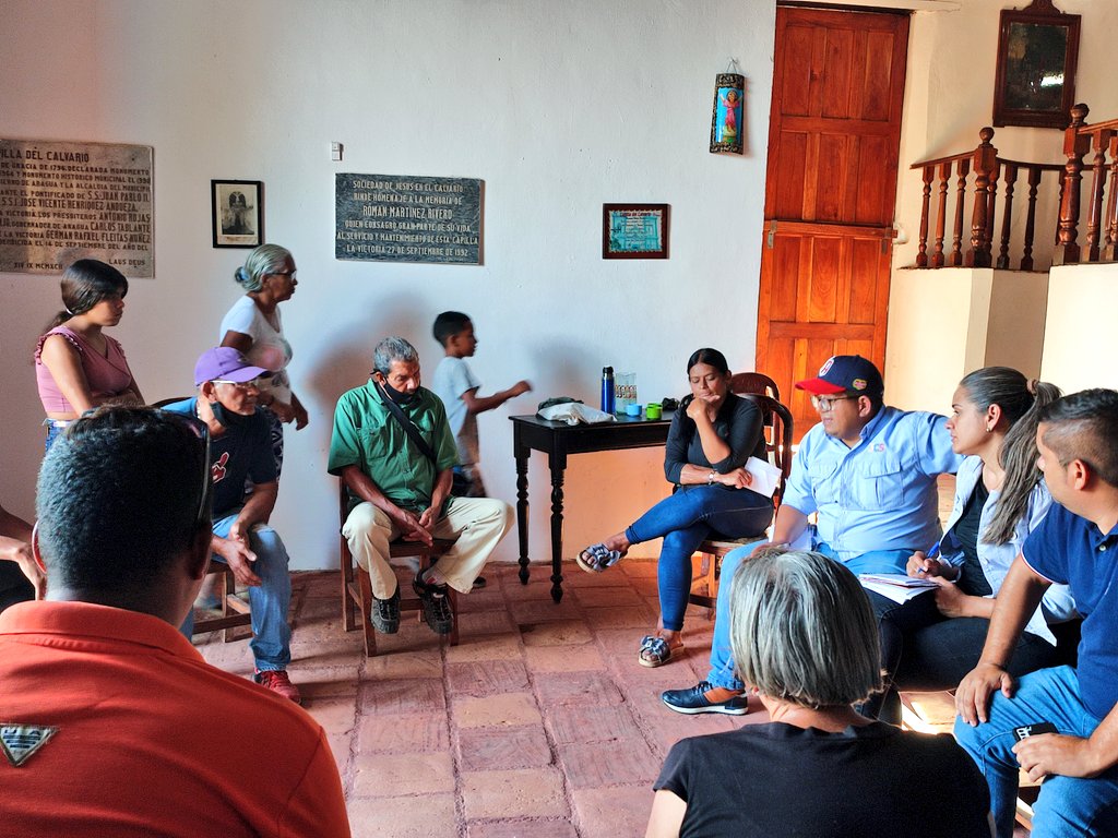 Hoy visitamos la comunidad de El Calvario, haciendo un recorrido por sus calles y planificando junto a los habitantes de este sector todo lo relacionado con las festividades del día del Cristo Aparecido.

#Gobernamosparaservir 
<a href="/NicolasMaduro/">Nicolás Maduro</a>
<a href="/Soykarinacarpio/">Karina Carpio</a> <a href="/GobiernoAragua_/">Gobierno Aragua</a>
