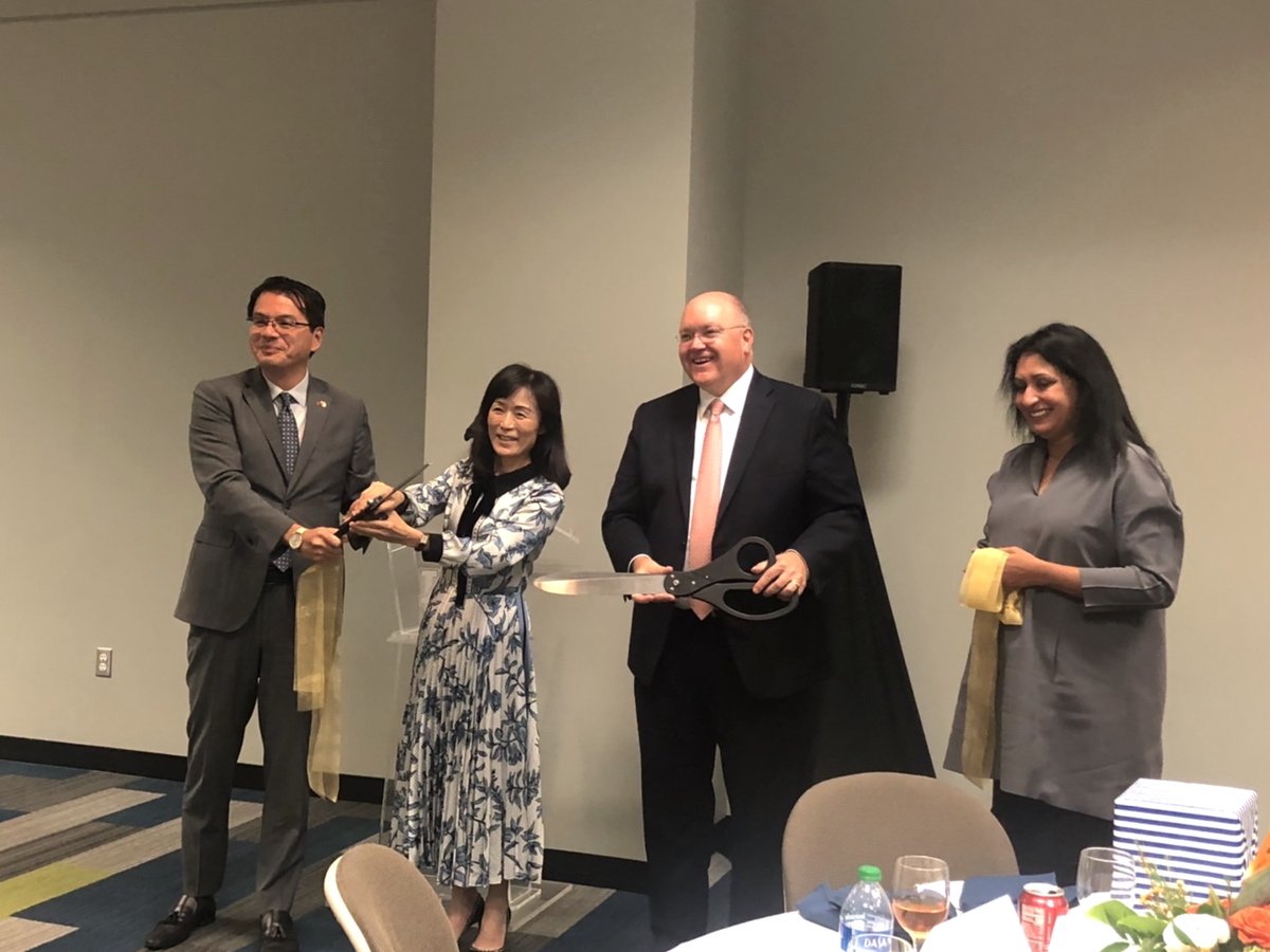 President Huey-Jen Jenny Su of #ncku and President Chris Roberts of @AuburnU , AL, together with Director General Elliot Wang of TECO in Atlanta and Provost Vini Nathan of AU, cut the ribbon to officially open AU-NCKU Taiwan Center of Chinese Language and Culture. https://t.co/NlzdytOJnR