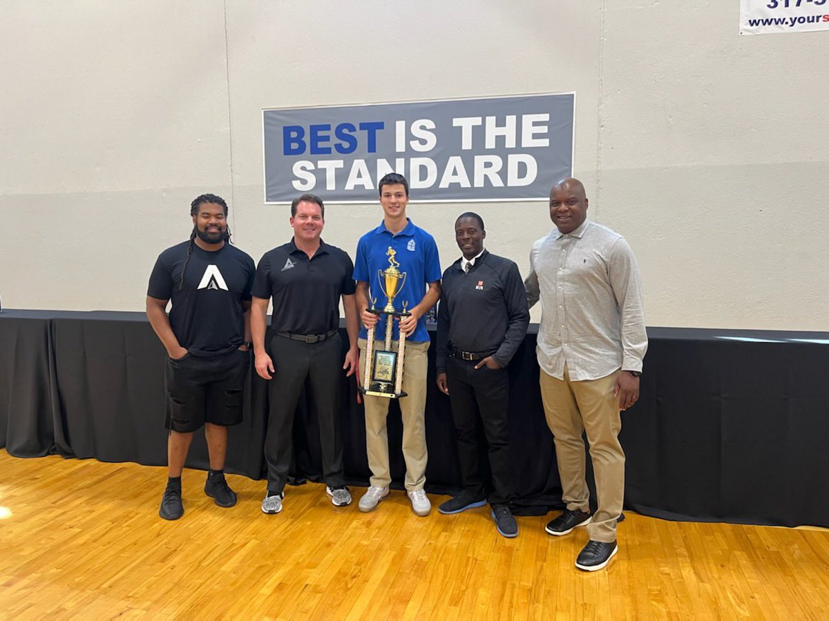 Congrats to Drew VanVleet
Week 2 
NFLPA Player of the Week! <a href="/NFLPA/">NFLPA</a>