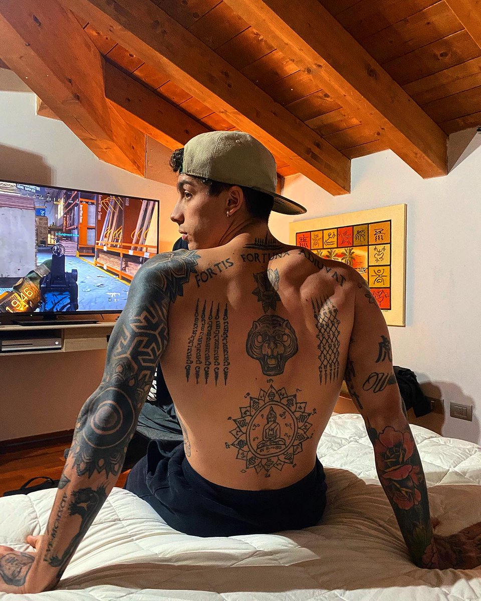 ______ ______ ______ ______ ______ ______
    ← ⚪  𝑪𝒉𝒓𝒊𝒔𝒕𝒊𝒂𝒏                                      ⠇                         
               ªᵍᵒʳᵃ ᵐᵉˢᵐᵒ
Apenas relaxando hoje...