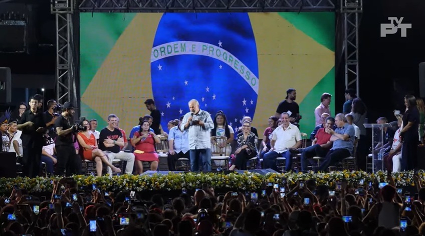 ptbrasil's tweet photo. "Eu não venho fazer motociata, eu fui visitar a fabrica dos trabalhadores que produzem motocicleta e estão trabalhando", @LulaOficial no ato Todos Juntos pelo Amazonas, em Manaus. https://t.co/y5RP4G1MhK