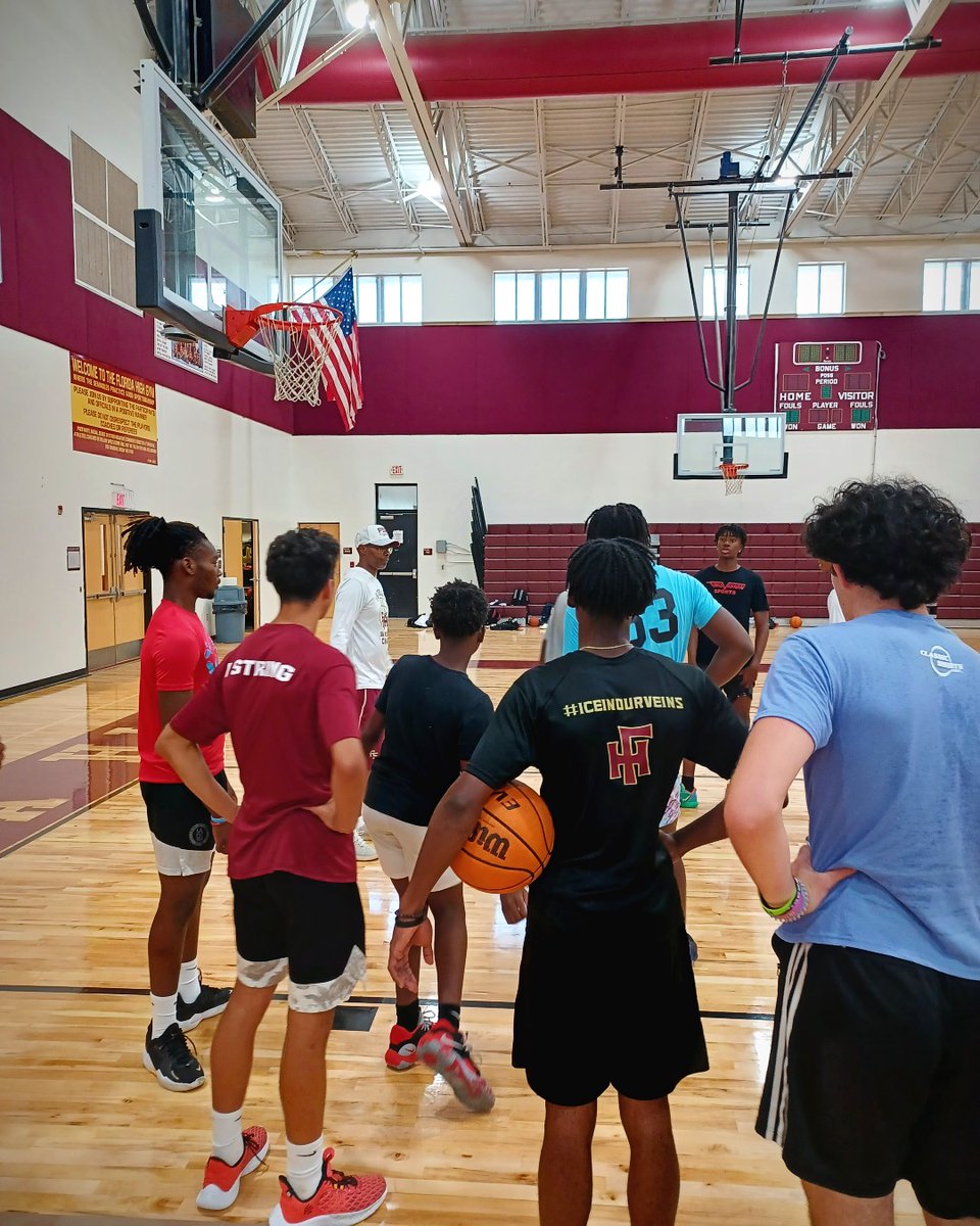 fsus_hoops's tweet photo. No excuse, just execute💯

Three point shooting competition, one-on-one &amp; getting back on defense, and free throws under pressure after all the hard work.

We work hard, compete, and have fun with it 💪

#CompeteExecuteLive
#itsjUStWORK https://t.co/BaM8sSWZ9u