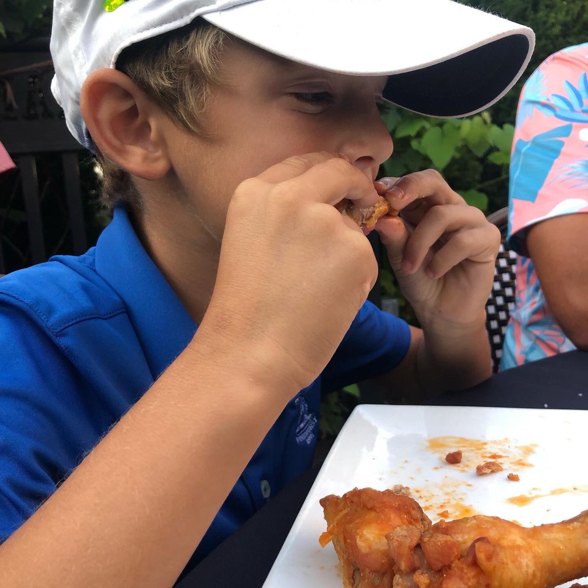 2MelissaHolmes's tweet photo. Celebrating my last night in my 30s… but more importantly, Elliott’s first time ordering wings at a restaurant! @JaySkurski @CClub62 https://t.co/BGn4NqaIuZ