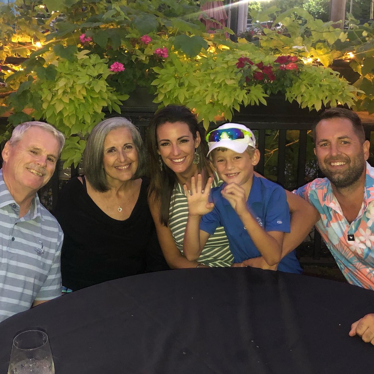 2MelissaHolmes's tweet photo. Celebrating my last night in my 30s… but more importantly, Elliott’s first time ordering wings at a restaurant! @JaySkurski @CClub62 https://t.co/BGn4NqaIuZ