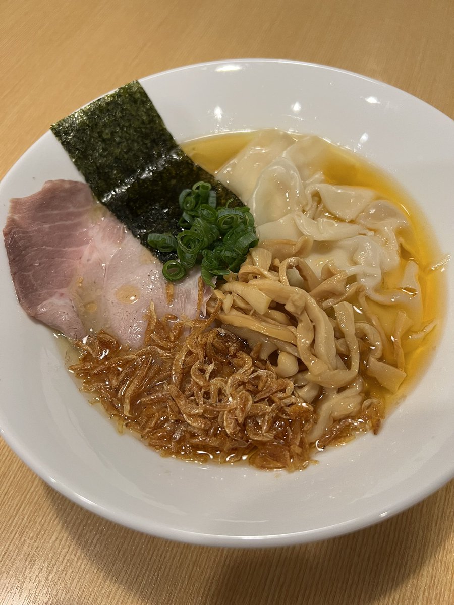 tyu_ka_soba_syu's tweet photo. 9月1日(木)本日から夜限定で

海老しおワンタン麺を始めます🍜

今回のスープは比内地鶏、あご、利尻昆布
、カレサバ、香味野菜を入れたスープに、珠洲の塩で作る塩ダレと掛け合わせて作りました。

夜限定のスペシャルメニューとなっておりますので是非🙇‍♂️

お買い求めは
「期間限定の食券」購入‼️ https://t.co/0r4TH0BrBn