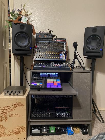 Koldunya81's tweet photo. @NoiretBlancVie The Jam Stationโข๏ธ 2.0 #SynthSetup
Not pictured; Zoom H6 recording. SKULPT & SQ-1 up top, a K-2, a Wasp, & a few modules racked in a RackBrute 6U over a MiniBrute 2S, Maschine+ pull out drawer. Output Sidecar furniture. Bass amp and cajon at left. Neat, smol, & powerful. https://t.co/Yjs8mT9kT5