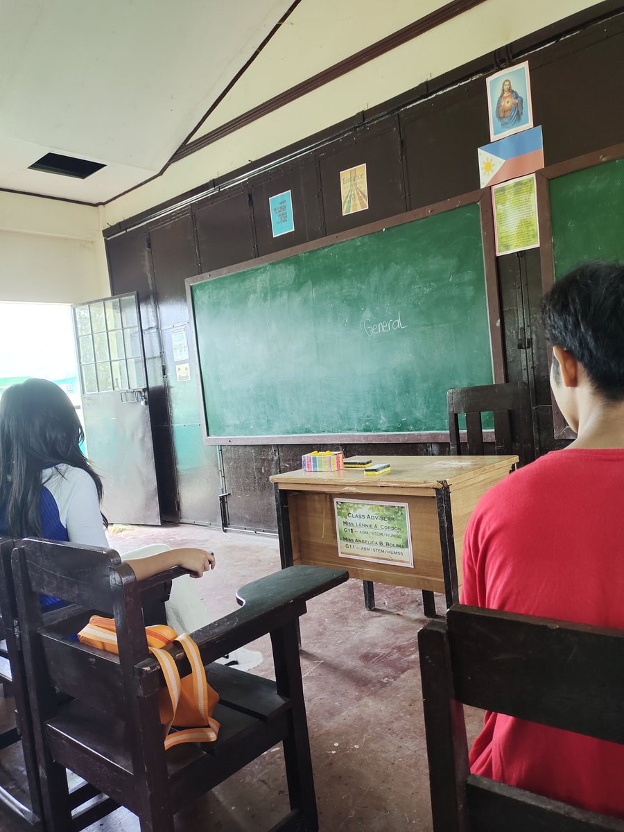 shxwity_ken's tweet photo. LQ muna for a while, later na lang yung suyuan after ng General Mathematics. #pushf2f https://t.co/kWMQ4RlqSr