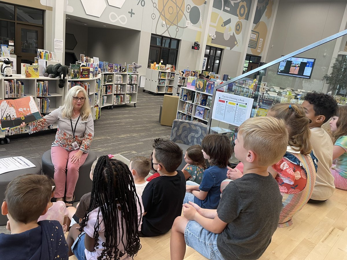 Mrs_Middleb's tweet photo. Library time is our favorite time of the week! #BeCannonProud #read #FirstGradeBestGrade https://t.co/68iIgEe0Qq