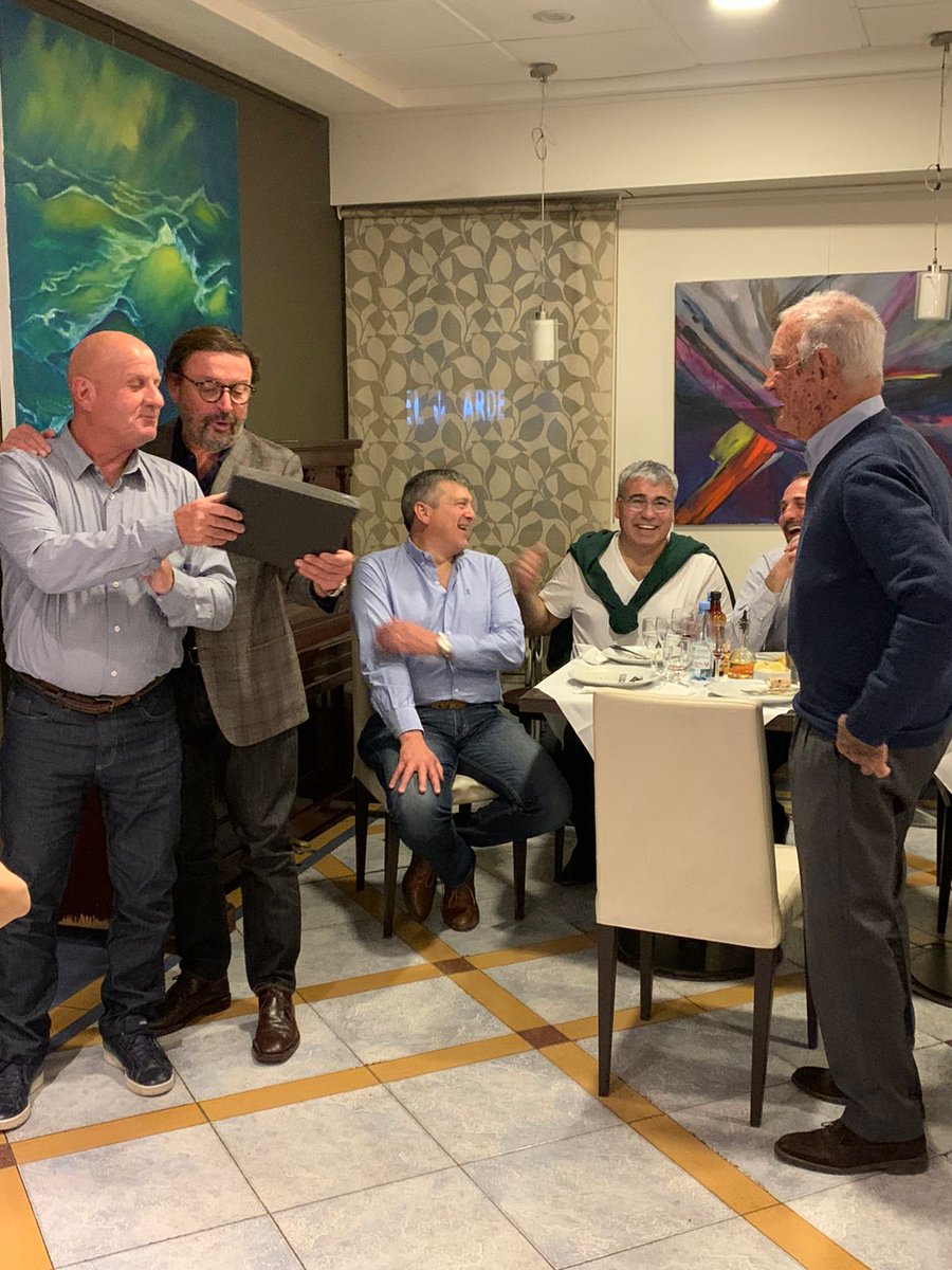 fun_pel's tweet photo. Entrega de placa reconocimiento a Ricardo James por su trayectoria y colaboración para con la #FunPEL 👏👏👏👏 https://t.co/S6Kim5hpNM