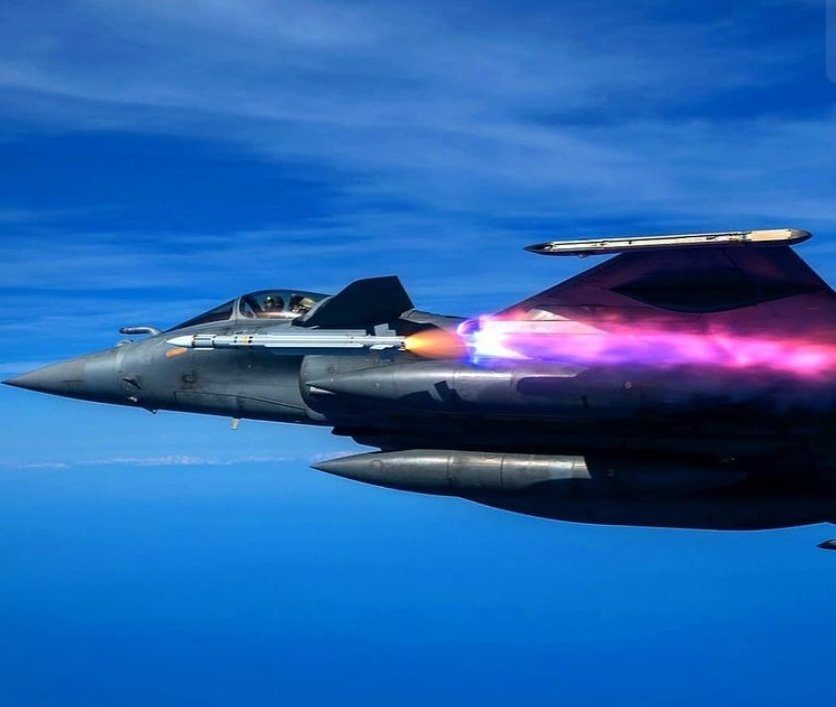 RealAirPower1's tweet photo. A killer view of a #Dassault Rafale launching a MBDA MICA-RF missile. In 2007, a Rafale used a MICA to bring down a target drone that was chasing the Rafale (the missile maneuvered a whopping 180° to hit the drone). Another Rafale guided the MICA using Link 16.#avgeeks #aviation https://t.co/jQfMOJF9ZK