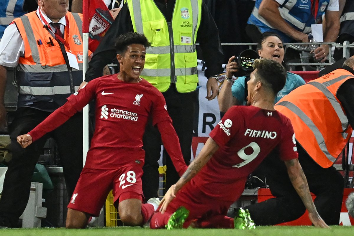 LFCIndonesia's tweet photo. Dua pemain yang bikin kita 𝐟𝐮𝐥𝐥 𝐬𝐞𝐧𝐲𝐮𝐦 hari ini! 😁 https://t.co/JGzKJgZNaz