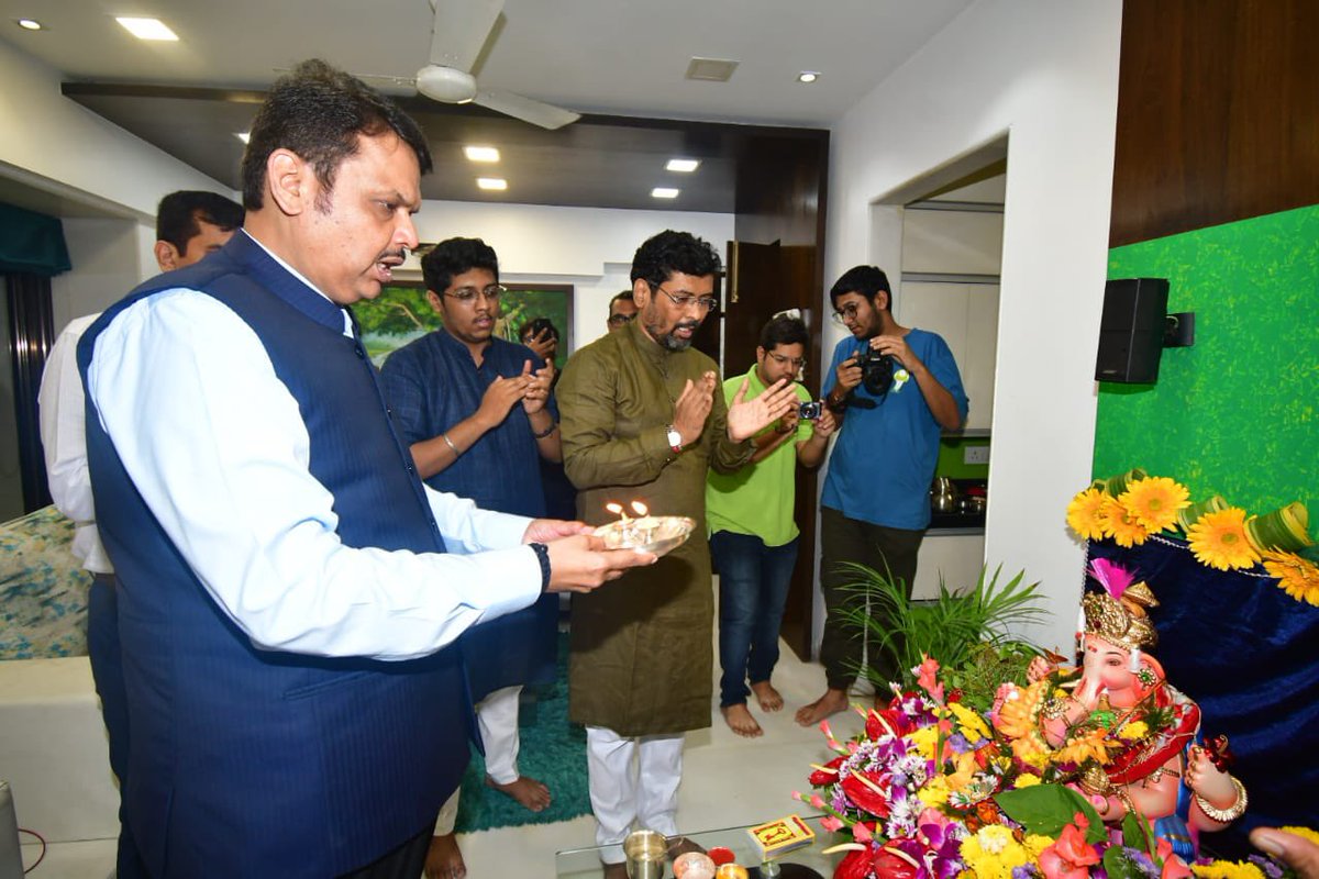 keshavupadhye's tweet photo. सर्वसामान्य कार्यकर्त्यांचा सन्मान करणारे नाव म्हणजे उपमुख्यमंत्री @Dev_Fadnavis 
काल त्यांनी माझ्या निवासस्थानी भेट देऊन गणपती दर्शन घेतले. https://t.co/DrIcBXcaEc