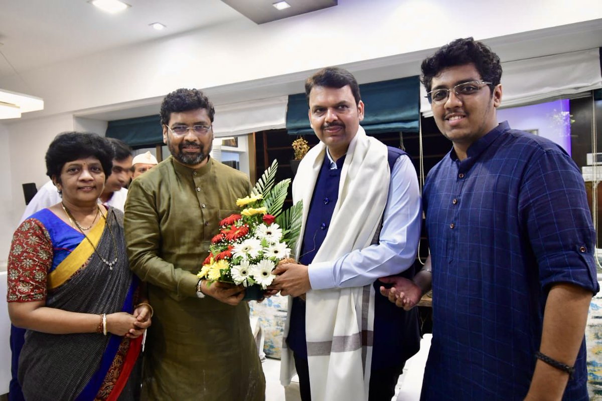keshavupadhye's tweet photo. सर्वसामान्य कार्यकर्त्यांचा सन्मान करणारे नाव म्हणजे उपमुख्यमंत्री @Dev_Fadnavis 
काल त्यांनी माझ्या निवासस्थानी भेट देऊन गणपती दर्शन घेतले. https://t.co/DrIcBXcaEc