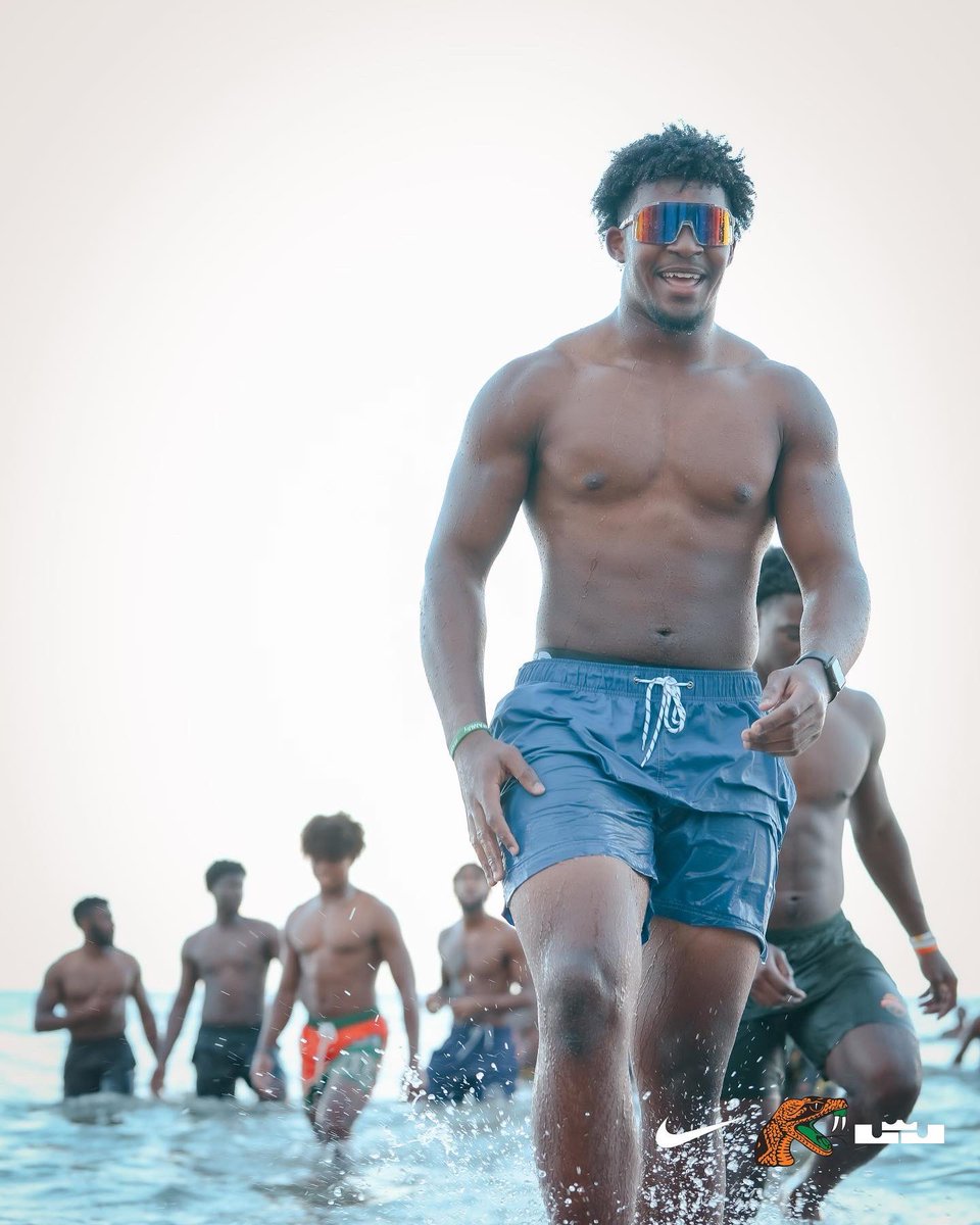 FAMU_FB's tweet photo. Beach day for day one in South Florida. 

#FAMU | #Rattlers | #LeaveNoDoubt https://t.co/flMZV05rTF