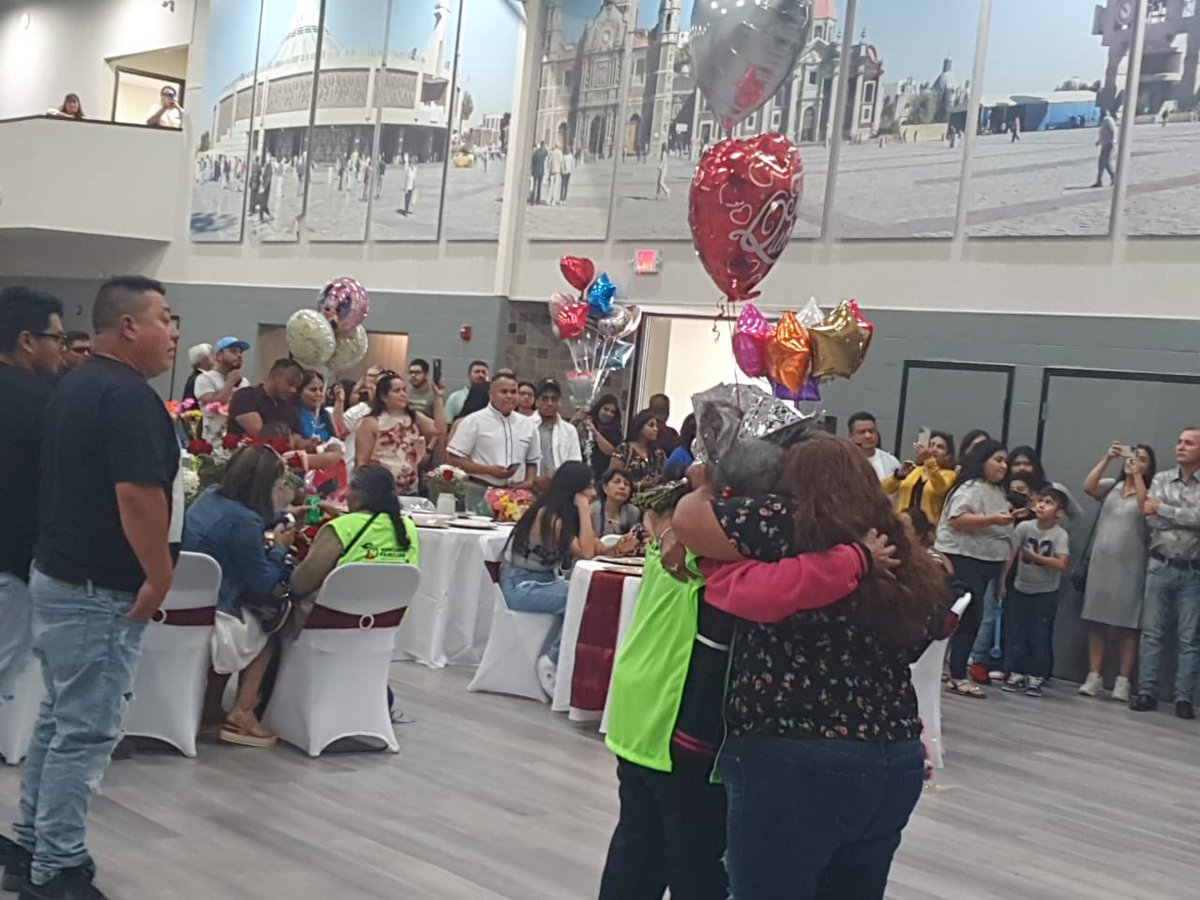 EmilseMiranda1's tweet photo. La mitad del corazón que dejaron al separarse hoy se vuelve a complementar con el Reencuentro Familiar #AbrazandoDestinos entre madres, padres, hijas e hijos hidalguenses en Atlanta, Georgia, 105 historias de vida hoy cumplen su sueño de volverse a ver. https://t.co/HLGCfmxWIQ