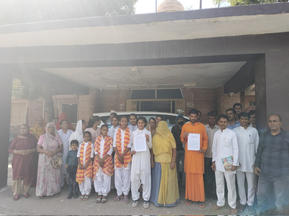 AshramBmr's tweet photo. #जनता_मांगे_न्याय
Janta Kee Awaaz - No More Injustice Acceptable.

Shri Yog Vedant Seva Samiti &amp; Sant Shri Asharamji Ashram #Barmer submitted a memorandum to the District Collector for immediate release of Pujya Bapuji, who is suffering from injustice from last 9 years. @BarmerDm https://t.co/oLzLCdjIU5