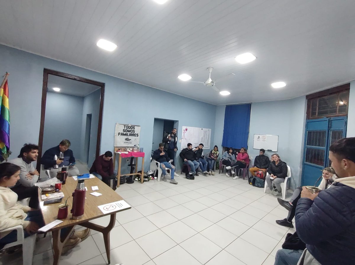 jovenes_fa's tweet photo. Hoy en día somos tremendo equipo, un grupo de Jóvenes a seguir logrando todo lo que nos proponemos 💪 @AndresLimaSalto @SaltoAlvaroLima https://t.co/KJjVXrLViY