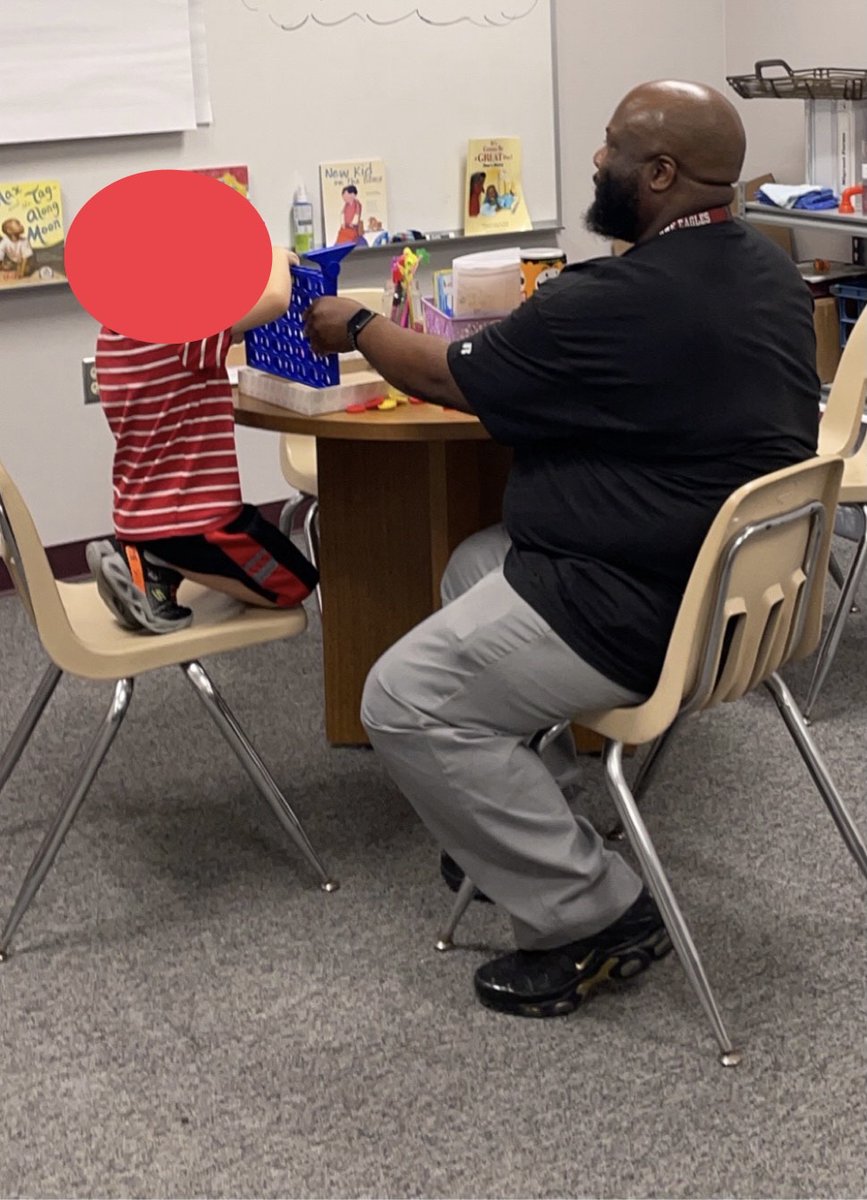 MyHearneISD's tweet photo. Principal Robinson visits HES counselors office and gets challenged to a game of Connect Four from a young student. Wonder who won? #LearnInHearne 💯💯💯 https://t.co/Gv7aVYMpLS