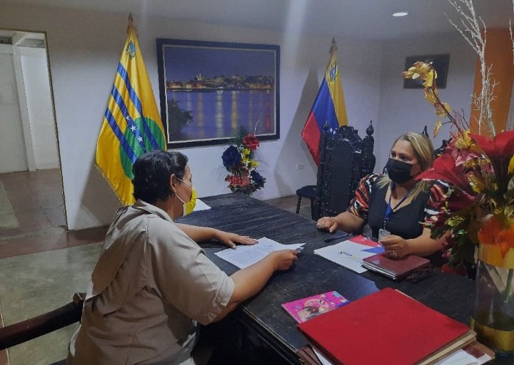 defensoria_bol's tweet photo. Defensora Delegada @ZoraiseR de realizó visita al registro civil a fin de atender casos llevados por presunta vulneración de ddhh a la identidad en el municipio Angostura del Orinoco https://t.co/jsrWD7zWCx