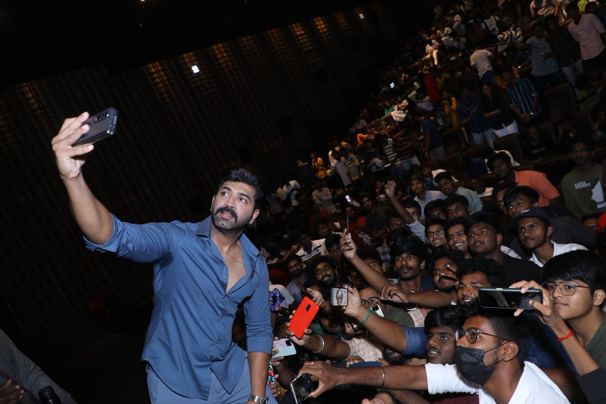 chensuriyan's tweet photo. #Sinam team started promotional your ahead of release on Sep 16th 💥💥
#ArunVijay with fans from Coimbatore 👍👍
#SinamPromotionalTour
#SinamFromSeptember16 

@MSPLProductions #vijaykumar @gnr_kumaravelan @arunvijayno1 https://t.co/4Wo4Yh7dvL