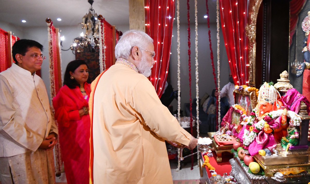 airnewsalerts's tweet photo. Prime Minister @narendramodi visited the residence of Union Minister @PiyushGoyal in Delhi and offered prayers to Lord Ganesh idol on the occasion of #GaneshChaturthi yesterday. https://t.co/pecmtbFNgQ