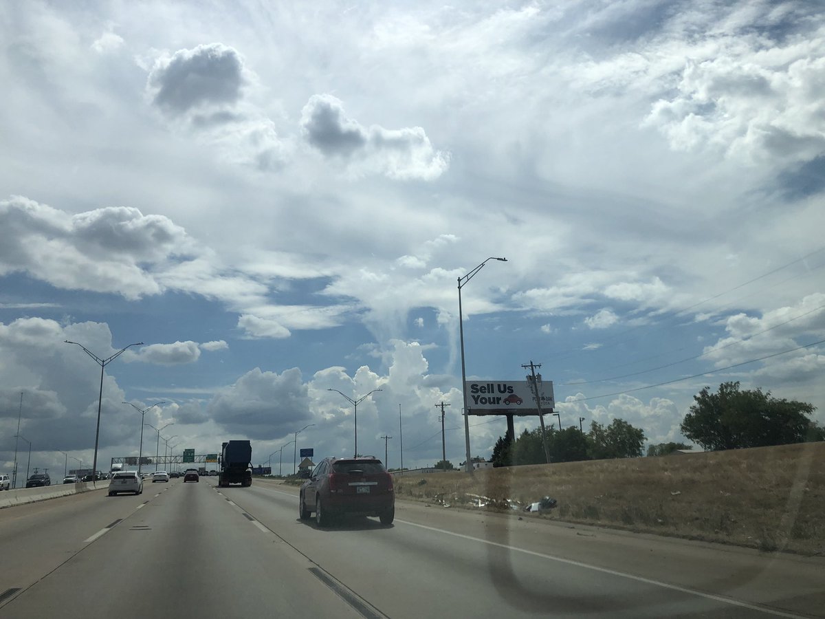 Line2Comm's tweet photo. @tornadopayne Just wondering if you could explain this. It looked like snow falling from the upper deck. Thanks. https://t.co/ldwt3SFeEs