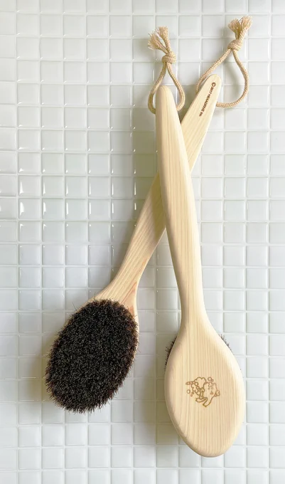【MakeS -おはよう、私のセイ-商品情報】「お風呂でMakeS」に特別製のお風呂アイテムをセットにしたバスコフレ登場入浴料に合わせたデザインのポーチは持ち歩くのも楽しくなる華やかさ更にMakeSワンポイントが焼印されたボディブラシ1本もセットに私のセイ 