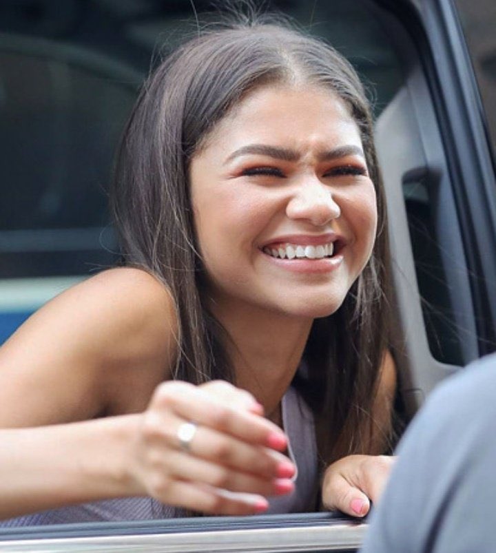 a cada fotinha da Zendaya sorrindo ela vai ficando mais velha – uma thread de aniversário pra pitica que tá fazendo 26 aninhos <3