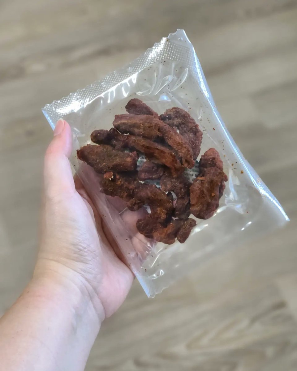 lazyyeahee's tweet photo. 이것은 언리미트의 육포이며 식물성 고기 가공품이며 상당히 맛있고 씹는 맛도 좋고 뭔가 신기하다! 아니 그러니까 저가 식당 메뉴에 비건메뉴가 있어서 몇번 먹어보긴 했어도 첨부터 비건을 위해 개발한 식재료는 안먹어봤는데 왜냐면 선입견이 있어서였고 음 굳이...? 하는 마음도 있었습니다. 근데 https://t.co/ROGRIDzEUz