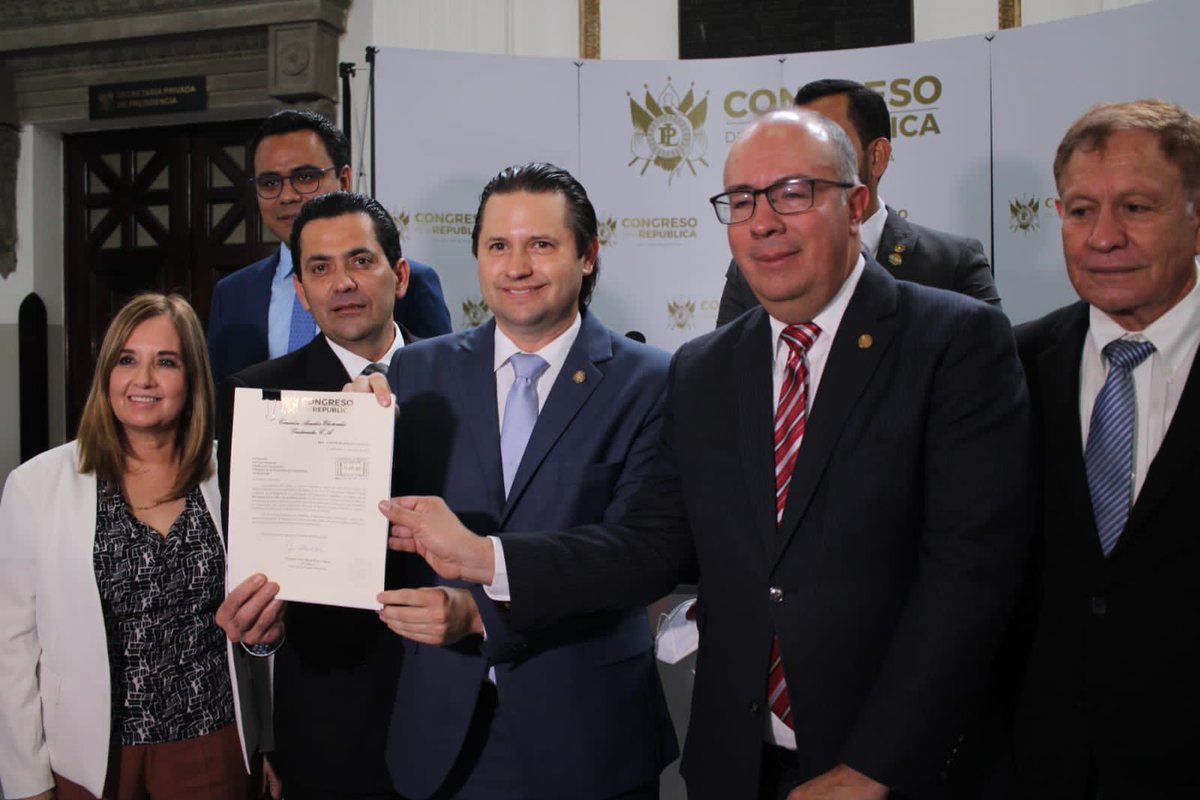 cancheriveragt's tweet image. Hoy presentamos el Dictamen Favorable de la Comisión de Asuntos Electorales para reformar la Ley Electoral y de Partidos Políticos, incluyendo el voto de diputados por nombre y apellido en #ListasAbiertas.  

#reformasLEPP
#CancheRivera