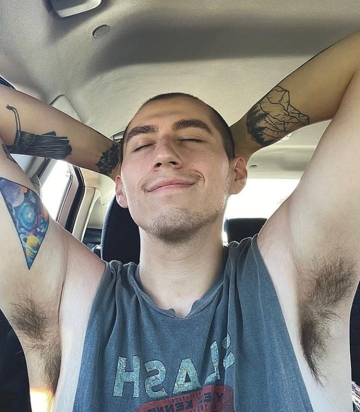 alejo31835738's tweet photo. Axilas de otro pin he planeta , .. bien tupidas de pelos que delicia 💦👃💪🤤👅 https://t.co/VYpImlUyni