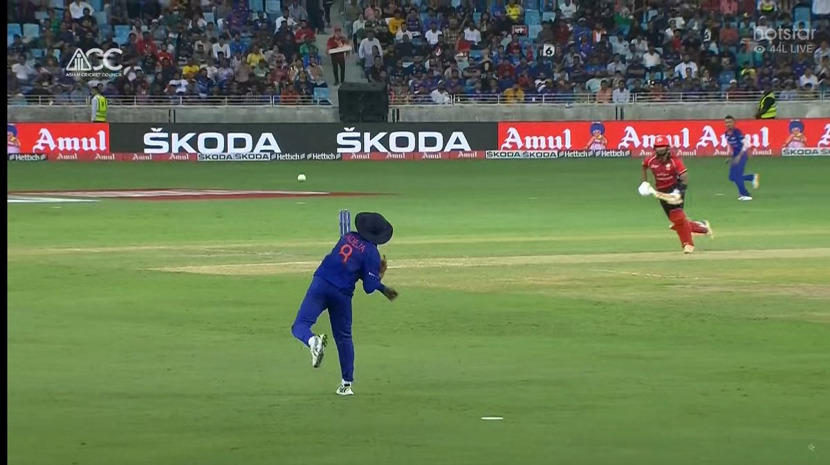 Ashish_k_meena's tweet photo. Captain required ?
#rocketarm #runout #jadeja #AsiaCup2022 #INDvHK https://t.co/z9nPUcbmyI