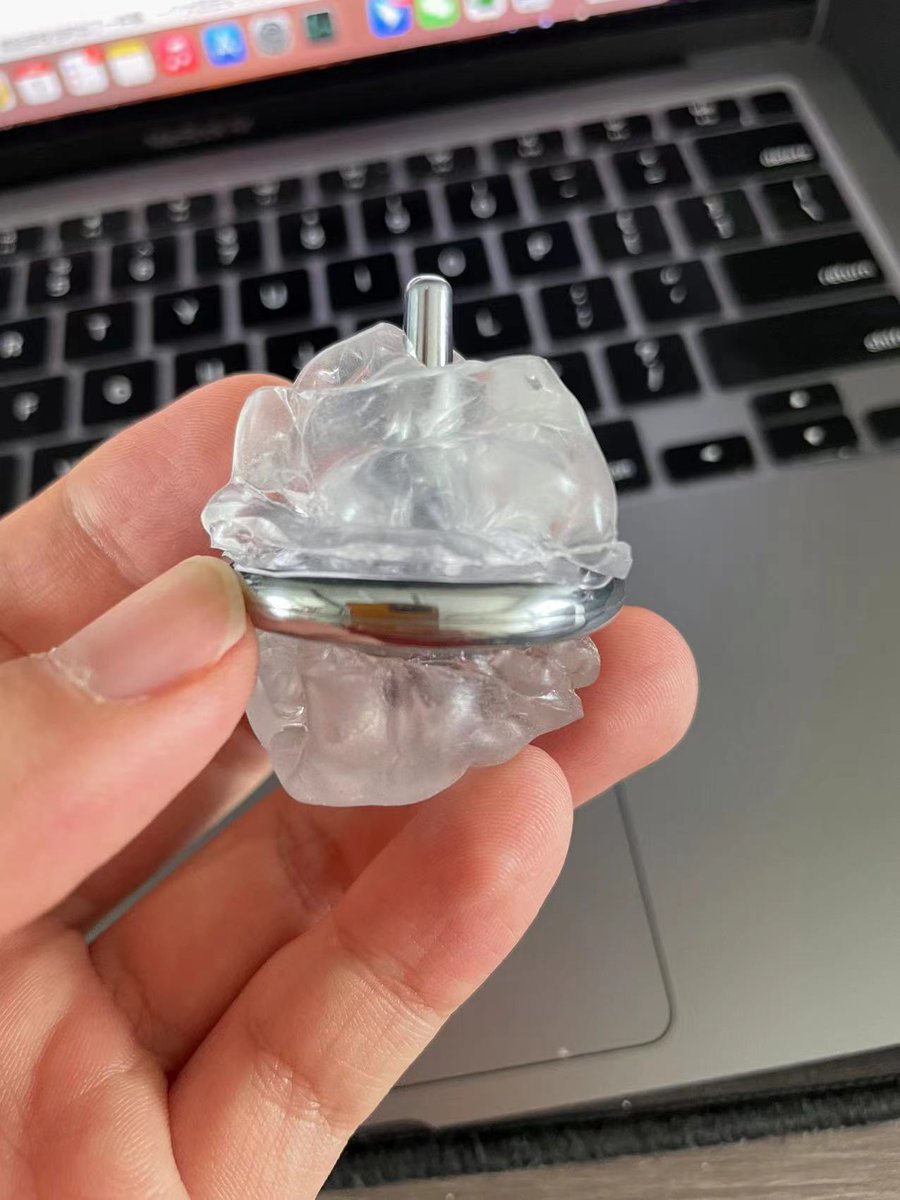 Thomas60425606's tweet photo. @LIMBO_Top This gyro can not be opened at all. It's too tight! I even used tape to increase the friction and it still won't open. What should I do? https://t.co/Hlr5wHvaWK