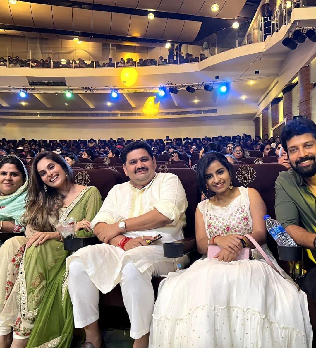 ComalCook's tweet photo. CWC family gathered at event.
#CookWithComali3 | #cookwithcomali | #cookuwithcomali3 | #Sivaangi | #santhosh | #Shruthika https://t.co/szq7MuAMdW