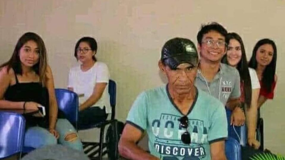 _onerolita's tweet photo. yo con los de 1ero porque volví a cambiar de carrera: https://t.co/RiHK9naYze
