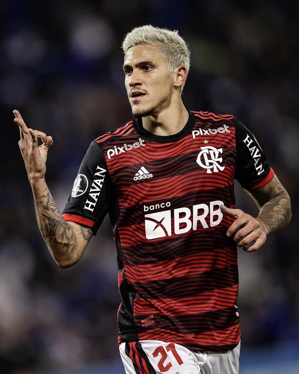 Pedro9oficial's tweet photo. Me preparei e sonhei para viver momentos como esse. Com essa camisa. Sonhei vendo da arquibancada. 

Sou grato por realizar meu sonho de criança ao mesmo tempo que realizo meus desejos profissionais.

Seguimos. Pés no chão. Não ganhamos nada.

Hat-trick. Deus é fiel 🙏🏼 @Flamengo https://t.co/kzfbaf9xY4