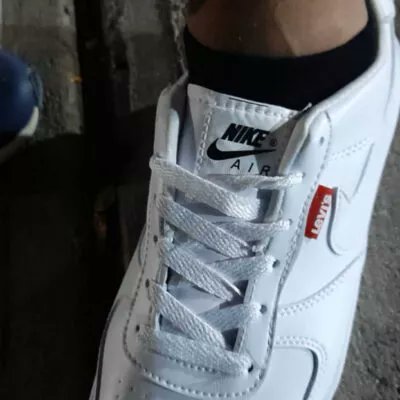 Eclides3's tweet photo. Siguen apareciendo los actos de corrupción  del Gobierno Duque.
El SENA ordenó la compra de 110 pares de tenis por un valor unitario de $203.000 cuando el precio normal es de $65.000.
Son tan piratas que tienen dos marquillas: NIKE y LEVIS. https://t.co/nMgEuvLdk3