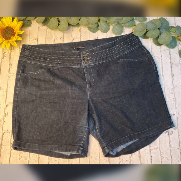 KatiCla77482380's tweet photo. So good I had to share! Check out all the items I'm loving on @Poshmarkapp from @LavarsCollecti1 #poshmark #fashion #style #shopmycloset #maurices #oakley #rachelrachelroy: https://t.co/Oeu9NGIoGL https://t.co/yPIOd8HfxT