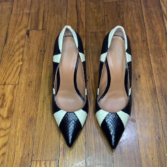 KatiCla77482380's tweet photo. So good I had to share! Check out all the items I'm loving on @Poshmarkapp from @LavarsCollecti1 #poshmark #fashion #style #shopmycloset #maurices #oakley #rachelrachelroy: https://t.co/Oeu9NGIoGL https://t.co/yPIOd8HfxT