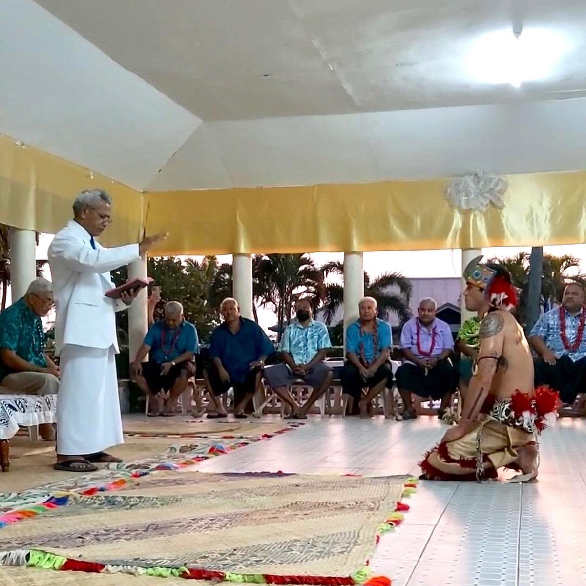TheCoconetTV's tweet image. Early this morning Samoan actor KJ Apa was bestowed the Samoan chiefly title Savae in a traditional ceremony by the chiefs of his village of Moata’a in Samoa.

Fina Potifara was at the ceremony &amp;amp; shared these images with us.

More via @talamuamedia -
talamua.com/2022/09/01/riv…